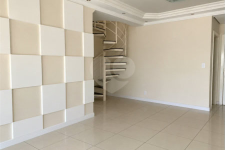 Cobertura de 255 m² com 3 dormitórios, 1 suíte, cozinha planejada, 2 vagas e área gourmet com churrasqueira.