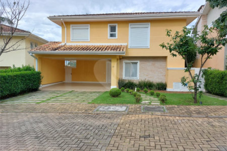 Casa de alto padrão em condomínio fechado na melhor localização da Granja Vianna!