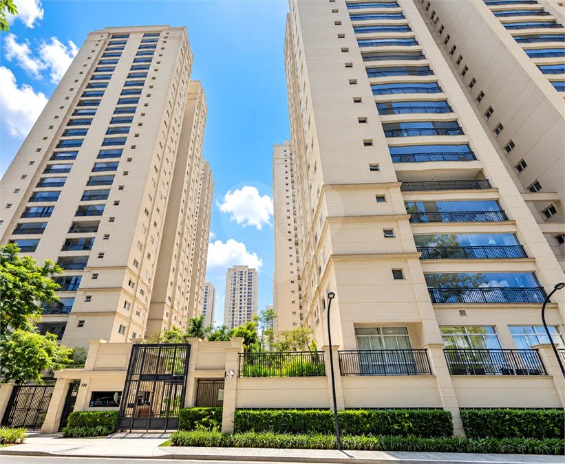 Apartamento de 106 m² no Auge Home Resort, porteira fechada, com 3 dormitórios, 1 suíte, varanda gourmet, 2 vagas, depósito e lazer completo.