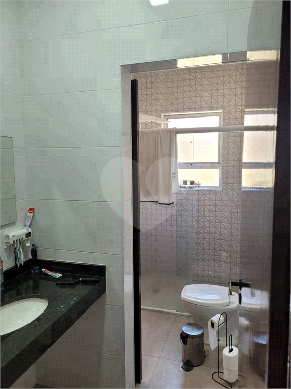 Sobrado com 14 metros de frente , na Região do Jardim Guapira , próximo ao Clube Guapira com 5 dormitórios, sendo 3 suíte com armários embutidos ,banheiro social, Sala para 2 ambientes, escritório com banheiro .cozinha ampla com armários, área de serviço ,dispensa, quintal com banheiro externo c