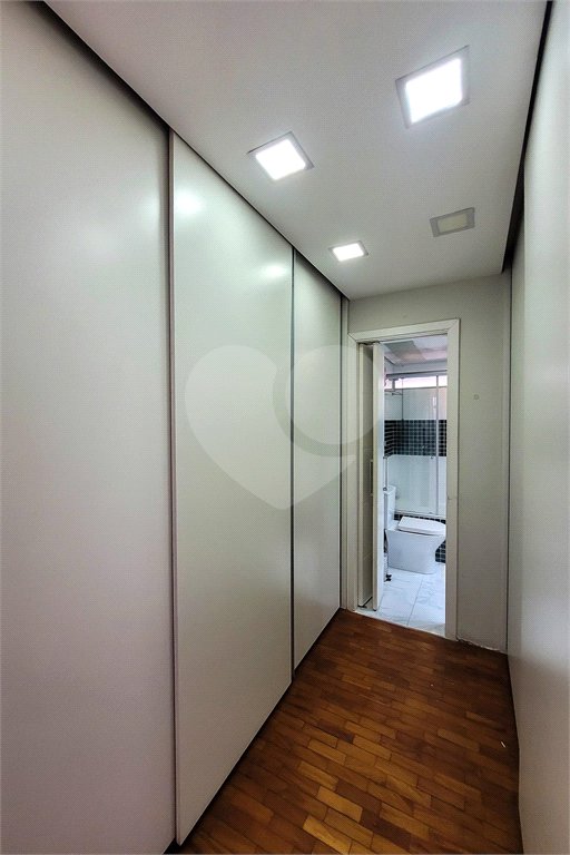Apartamento de 143m² com 3 dormitórios e 2 vagas de garagem.