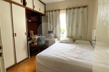 Casa com 202m² , 4 dormitórios , sendo 1 suíte , 3 vagas de garagem.