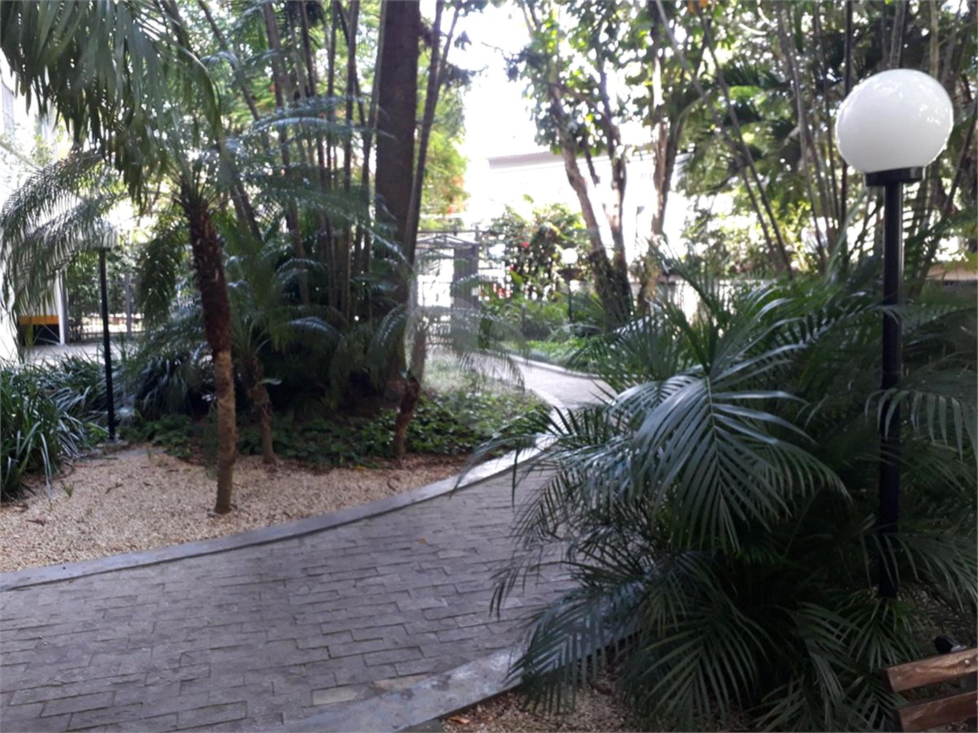 Apartamento de 83m2 no Campo Belo com 3 dorms, 2 banheiros, 1 vaga. Estuda permuta.