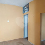 Casa térrea com 2 dormitórios, sendo 1 suíte.
