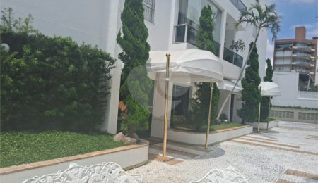 Prédio com portaria 24 horas, e lazer. Apartamento com 3 dormitórios, uma suíte, 2 vagas de garagem
