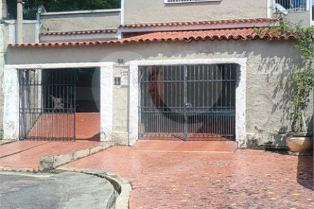 VENDO 2 CASAS AMPLAS EM SANTÍSSIMO.