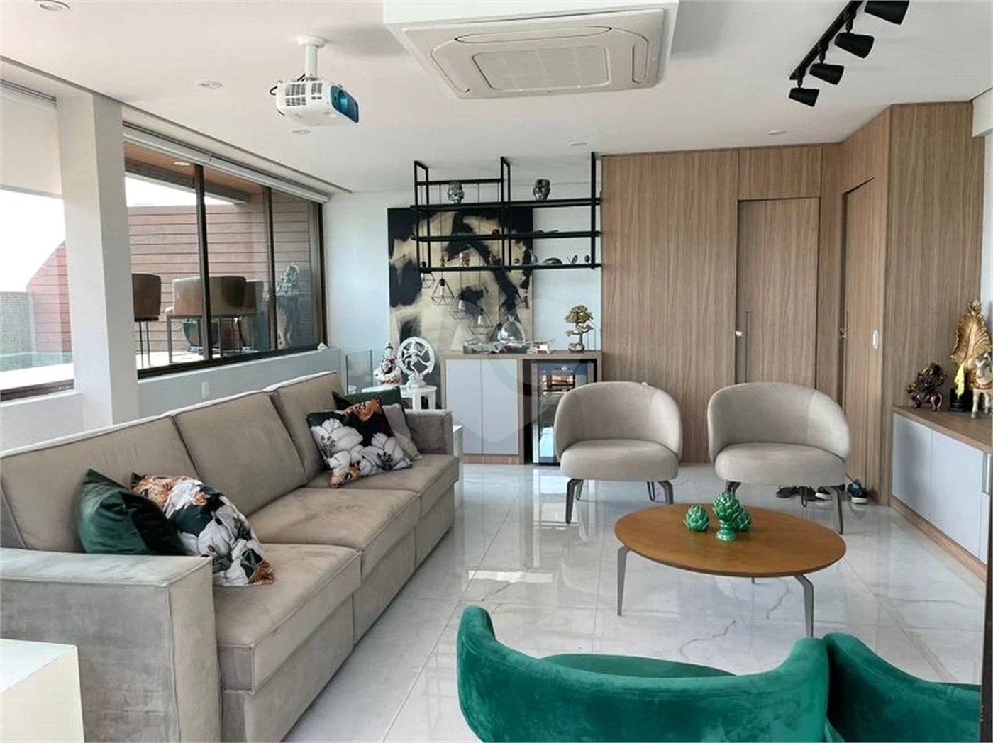 Cobertura à venda na Aclimação de 300m² com 2 vagas.