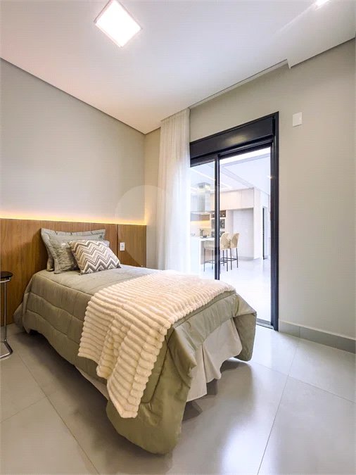 Casa Térrea – Condomínio Maria Cândida - 300 m² de terreno - 212 m² de área construída - 4 vagas de garagem, sendo 2 cobertas - Sala de jantar e estar integradas, com pé-direito duplo e cortina - 3 suítes com ar-condicionado, sendo 1 master com closet – planejado – Roupeiro – Escritório - Cozinha