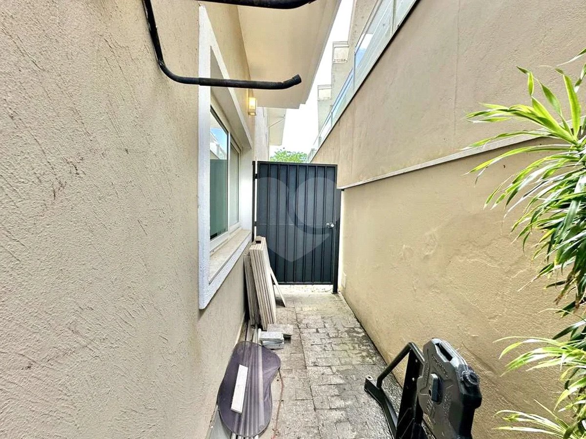 Casa em condomínio Impecável, 4 dorms / 2 suítes, varanda gourmet, piscina, 3 lareiras