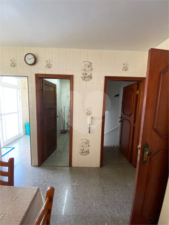 Casa Térrea com 3 suítes, sendo 1 suíte master.