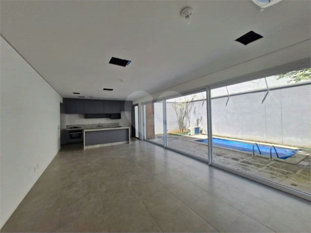 Casa à venda ou para alugar com 3 suítes no condomínio Jardim Flora, São Paulo - SP