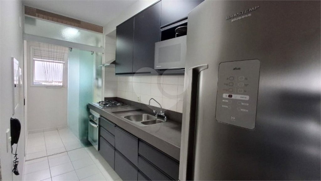 Apartamento com dois dormitórios sendo um climatizado, com duas vagas de garagem.