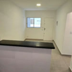 Apartamento de 01 Dormitório na Vila Caiçara — 200 m do Mar