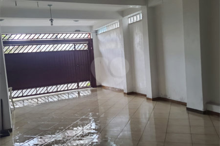 Sobrado com 3 dormitórios e 4 vagas na Saúde.