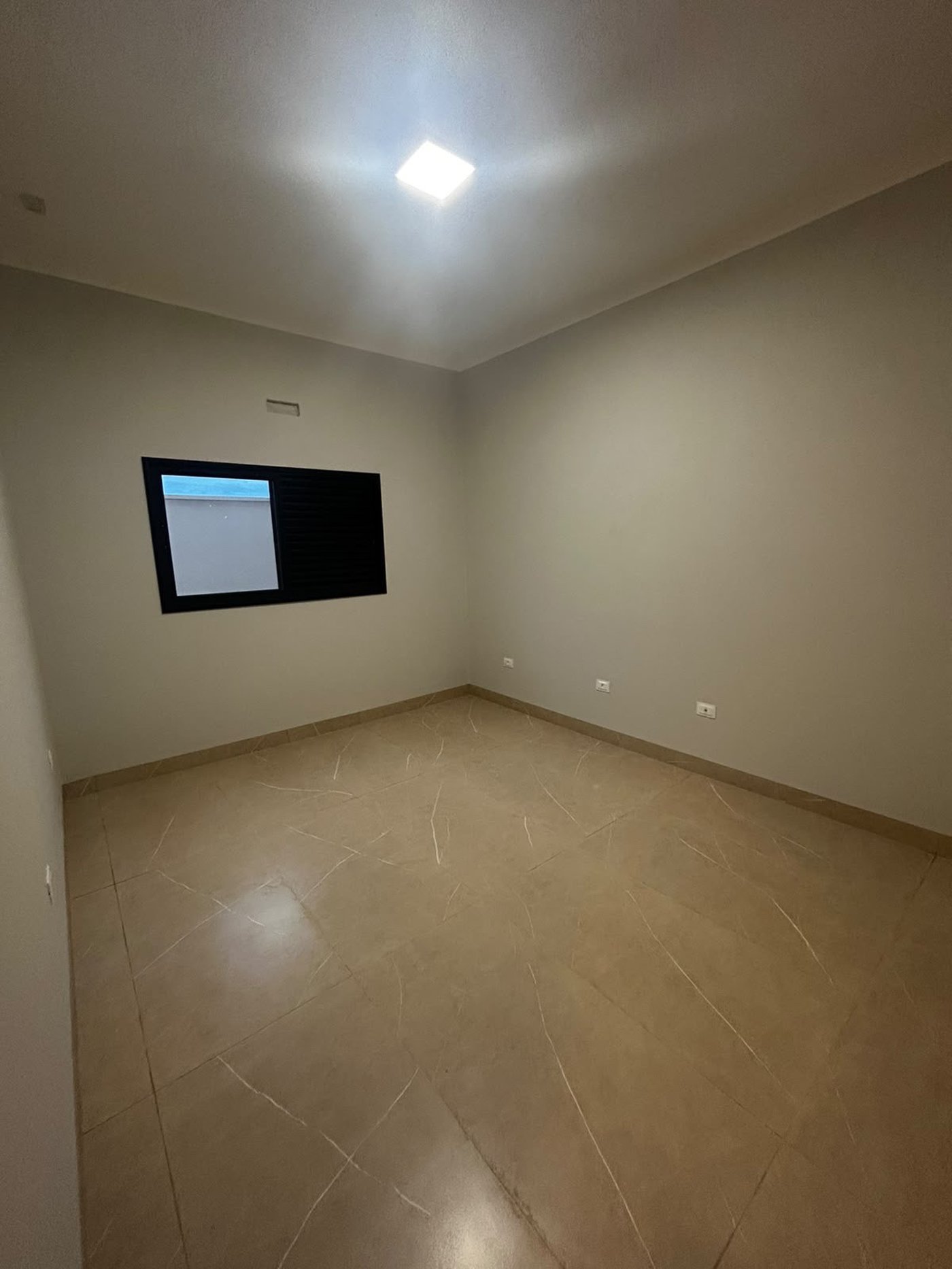 Casa à venda com 3 quartos, sendo 1 suíte,  no condomínio Terra Ville, Três Lagoas - MS