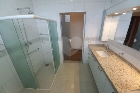 Excelente sobrado a venda no Condomínio Parque Sabará.