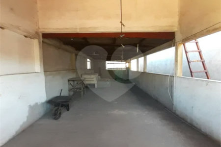 Casa com 250m², 4 dormitórios, 2 vagas.
