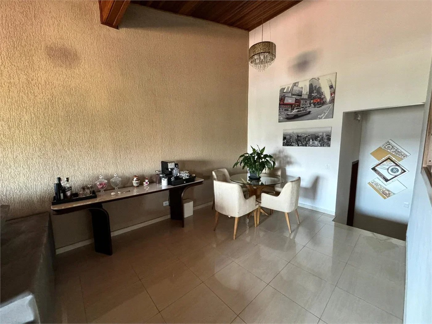 Casa à venda com 3 quartos, sendo 1 suíte, no condomínio Residencial Jardim das Flores 1510, Cotia - SP