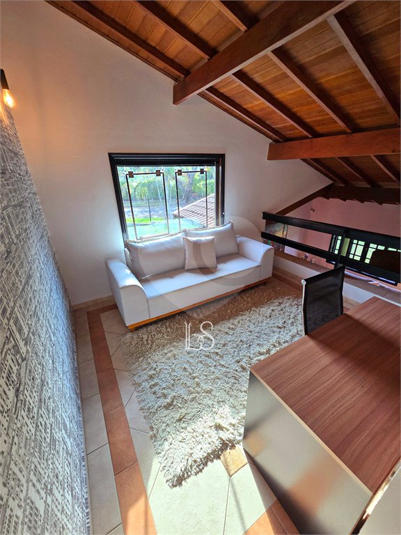Indaiatuba- Vale das Laranjeiras - Vista dos fundos para o lago - Casa assobradada - 3 pisos, 4 quartos, 2 suítes, uma com hidro ,escritório, sala 3 ambientes, lareira, lavabo,cozinha ampla, despensa, lavanderia, churrasqueira, forno pizza, 6 wcs, piscina, jardim despensa, garagem, segurança