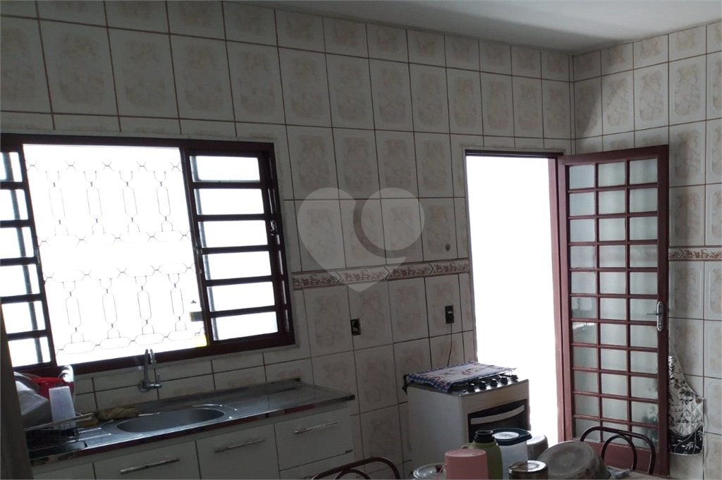Casa térrea com 2 dormitórios, sendo 1 suíte.