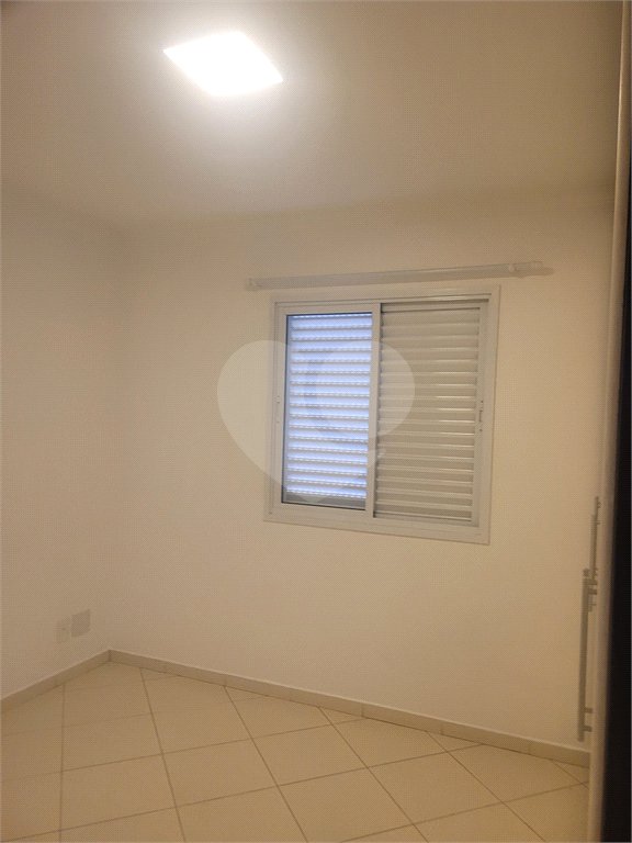 Indaiatuba - Venda - Apartamento no Condomínio Portal das Flores com 64 m², 3 dorms, sendo 2 com armários planejados, , WC social, cozinha planejada e totalmente integrada com a lavanderia, varanda, , 02 vagas de garagem. Excelente localização, a poucos metros do Shopping Polo, mercados, padaria,