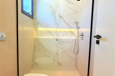 Casa térrea com 3 suítes no Condomínio Residencial Viena em Indaiatuba-SP - Acabamento de alto padrão - R$ 1.690.000,00 - AT 250 m² - AC 158 m² - 3 suítes,, sendo 1 suíte master com closet - Sala para dois ambientes (estar e jantar) - Cozinha planejada com ilha cooktop, forno elétrico e micro-ondas,