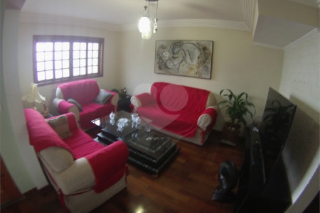 Sobrado com 4 quartos sendo 2 suítes.