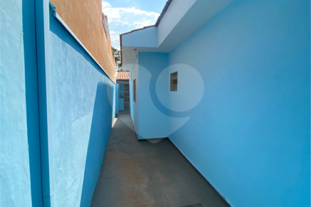Casa Térrea com 3 dormitórios, sendo 2 suítes.