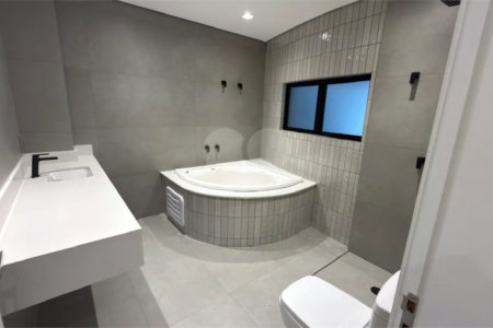 Sobrado de alto padrão no Swiss Park, totalmente reformado, com 4 suítes, piscina, elevador, espaço gourmet, 4 vagas e condomínio com lazer completo.