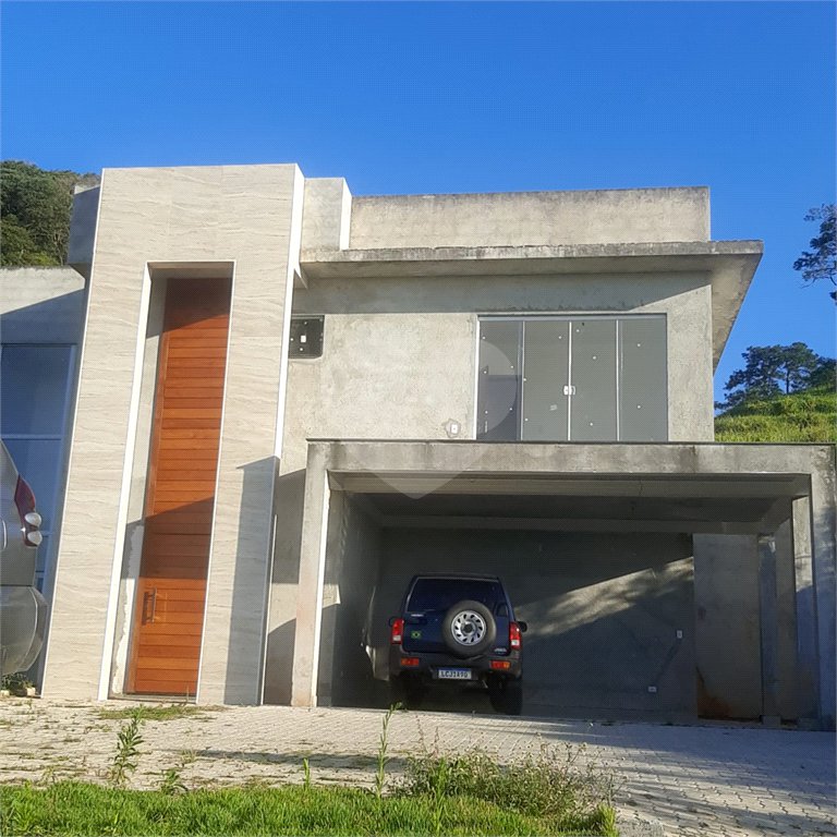 Casa nova na Serra da Cantareira com 3 suítes