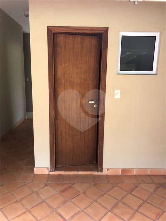Casa no condomínio Damha I.