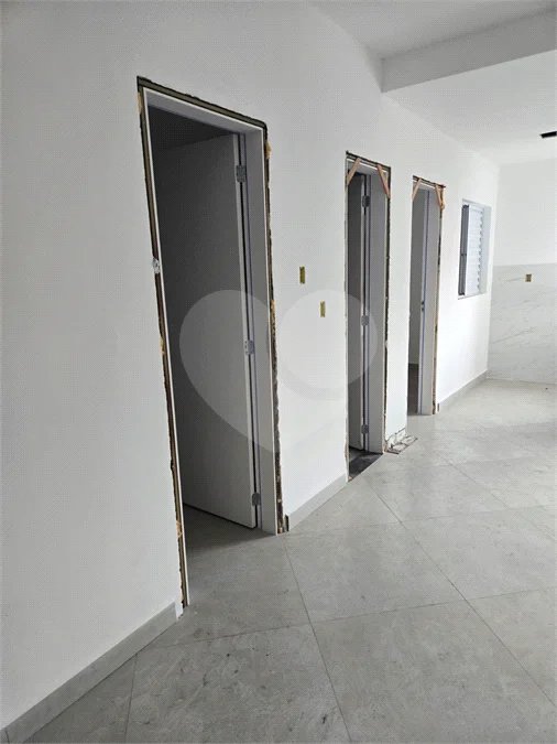 Apartamento com 48m², distribuídos em 2 dormitórios, sala, cozinha e 1 banheiro.