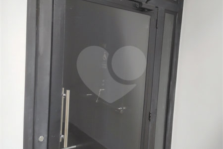 Sobrado em condomínio na cidade de Atibaia com vista espetacular, privacidade e conforto, avalia permuta, aceita financiamento