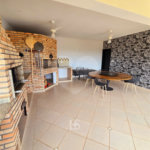Indaiatuba- Vale das Laranjeiras - Vista dos fundos para o lago - Casa assobradada - 3 pisos, 4 quartos, 2 suítes, uma com hidro ,escritório, sala 3 ambientes, lareira, lavabo,cozinha ampla, despensa, lavanderia, churrasqueira, forno pizza, 6 wcs, piscina, jardim despensa, garagem, segurança