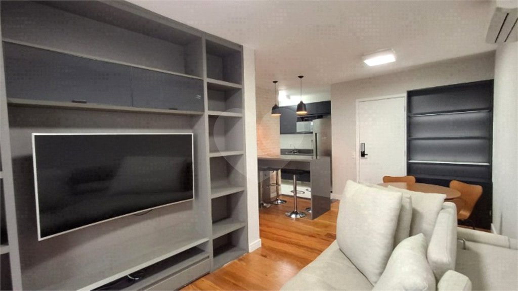 Apartamento com dois dormitórios sendo um climatizado, com duas vagas de garagem.