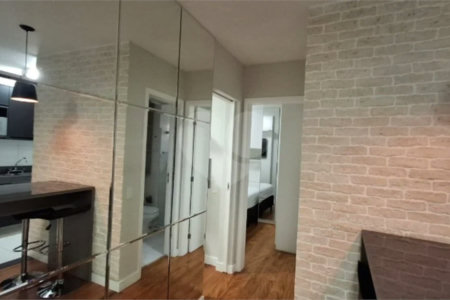Apartamento com dois dormitórios sendo um climatizado, com duas vagas de garagem.
