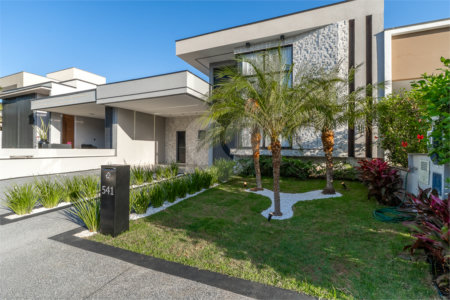 Indaiatuba - SP - Condominio Dona Lucilla - Valor R$2.295.000,00 - 3 suítes + escritório + lavabo - Terreno: 300m2 - Construção: 188m2 - Diferenciais - Móveis planejados no escritório, sala de TV, lavabo, cozinha, área gourmet, lavanderia, banheiros e closet - Ar condicionado em todos os ambie