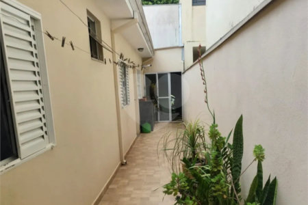 Casa no Jardim Medeiros ampla com 3 dormitórios bem distribuída