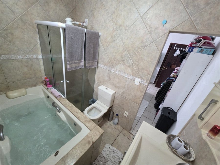 Casa térrea à venda no Douradinho com 2 quartos e edícula com mais dois quartos e 2 banheiros.