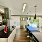 Magnífica Casa Contemporânea na Fazendinha - 4dorms | 3 Suites | Gourmet, piscina, lareira, hóspedes, escritório! Muito Verde e Tranquilidade em um dos melhores condominios da Região .