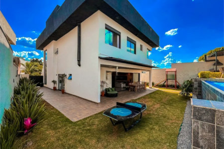 Casa à venda com 4 quartos, sendo 3 suítes, no condomínio Vintage, Cotia - SP