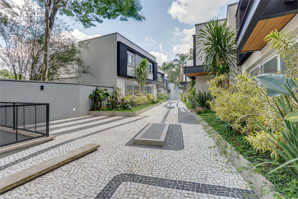 Casa à venda com 4 suítes no condomínio Vila Arese, São Paulo - SP