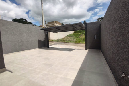 Casa térrea em Atibaia com 3 suítes, sala 2 ambientes, 2 vagas garagem, excelente localização, pronta para morar