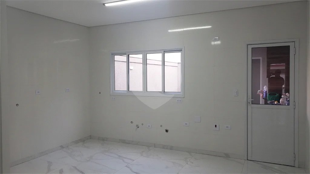 Sobrado novo com 3 suítes, 4 vagas, espaço gourmet com churrasqueira, jardim de inverno e acabamento premium. Conforto, modernidade e sofisticação.