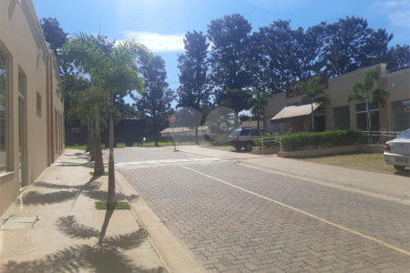 Casa térrea no Condomínio Bosque dos Jatobás.