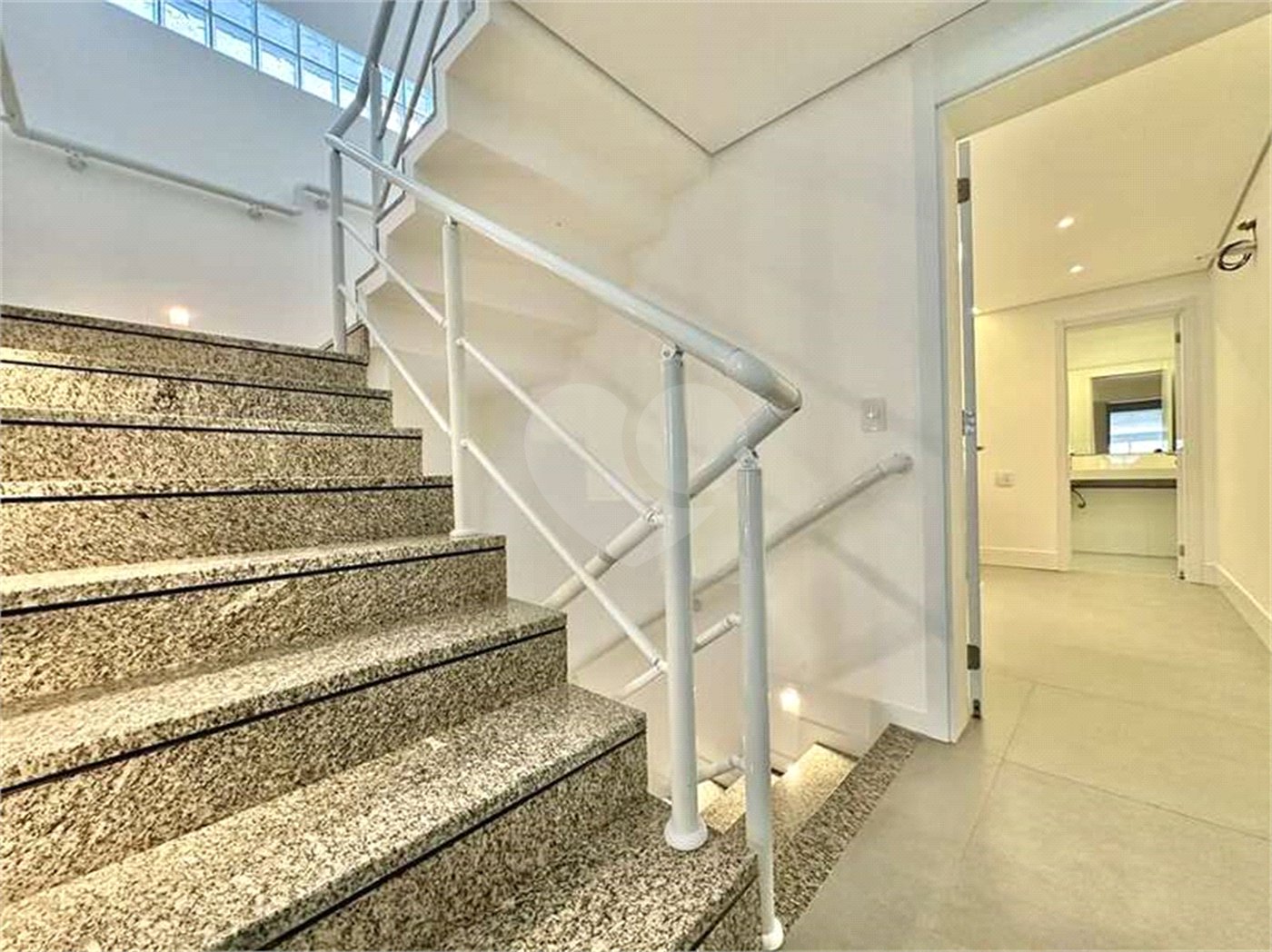 Casa Contemporânea e Mobiliada no Condomínio Palos Verdes – A Essência do Alto Padrão na Granja Viana – 7 suítes, 4 pavimentos com elevador