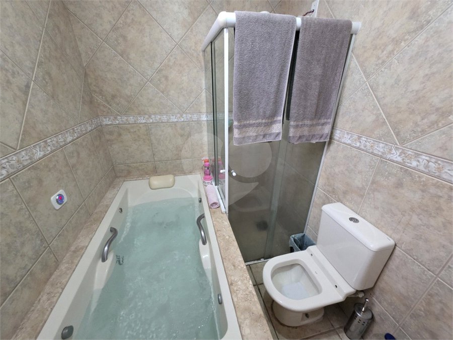 Casa térrea à venda no Douradinho com 2 quartos e edícula com mais dois quartos e 2 banheiros.