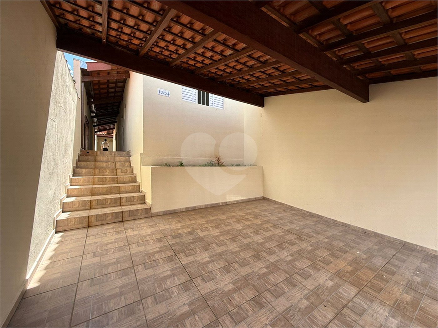 Casa térrea em Atibaia com 2 dormitórios, 2 vagas de garagem, quintal nos fundos, aceita financiamento