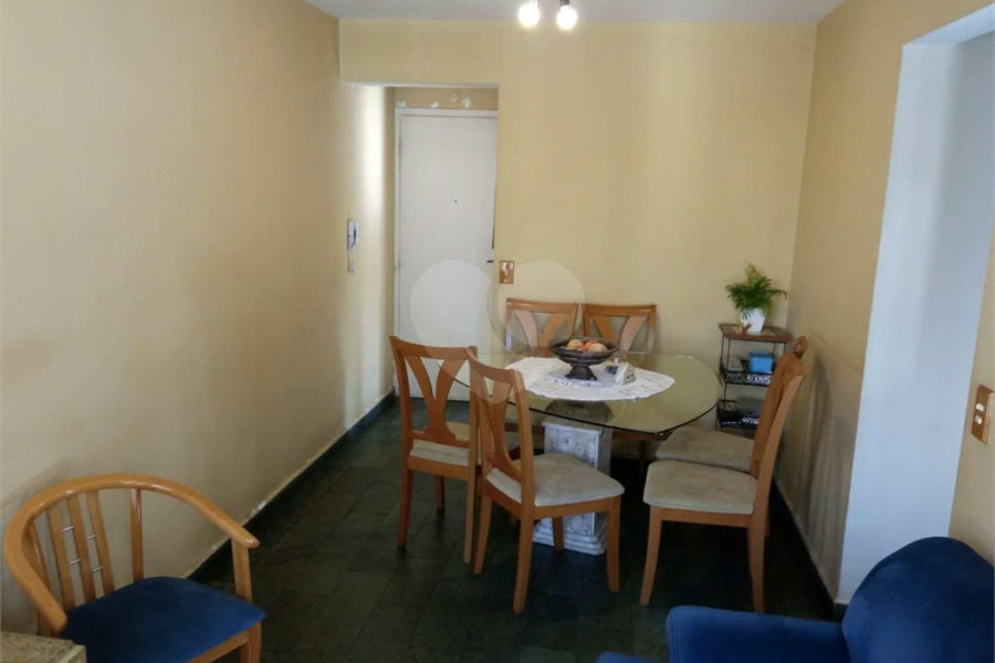 Lindo apartamento, muito bem conservado, com bom espaço interno.