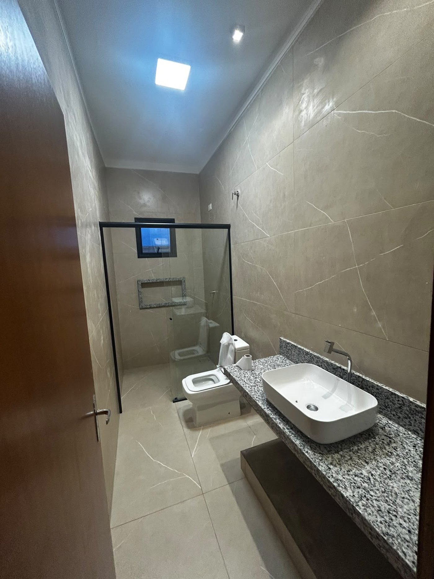 Casa à venda com 3 quartos, sendo 1 suíte,  no condomínio Terra Ville, Três Lagoas - MS